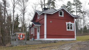 Det finns en bastu vid stranden. En röd bastu med via knutar som hör till Villa Grantorp.