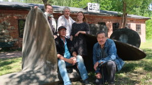 Gänget bakom sjöfartshistorierna, Sofia Törnqvist, Hans Karlsson, Laura Naukkarinen, Juha Ruusuvuori och Peter Nyman. 5 personer framför gjutjärnsmuseet i Dalsbruk