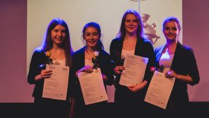 Paraisten Lukio och kvartetten Lotta Robertsson, Mimi Sy, Tilda Kuvaja och Sara Rosenqvist tog hem Get the deal 2017. Paraisten Lukio tog hem Get the deal 2017