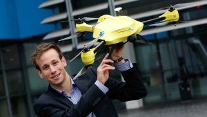 Studeranden Alec Momont i Nederländerna kom år 2014 med ett designkoncept på en drönare som kunde leverera hjärtstartare. Härifrån spred sig sedan idén till Sverige. Alec Momont.