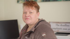 Maria Söderholm byter ibland till finska då hon kontaktar hälsocentralen i Sjundeå, men i övrigt får hon service på svenska i hemkommunen. En kvinna som heter Maria Söderholm.