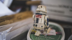 Janne målar också sina figurer för att få dem att se smutsiga ut. En nymålad miniatyrmodell från Star Wars på en godislåda.