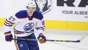 Förra säsongen gjorde McDavid 100 poäng och vann poängligan. Connor McDavid i Oilers tröja