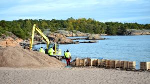 Kabeln tog i land vid Regattastranden i Hangö. Arbete med att lägga ner sjökabel vid Regattastranden i Hangö.