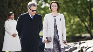 Presidentparet ska bli föräldrar. Till skillnad från Birger Enges kan presidenten ha svårt att vara pensionär med ett litet barn. President Sauli Niinistö och fru Jenni Haukio.