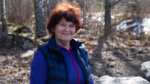 Anneli Kämäräinen önskar att andra Lappträskbor följer hennes exempel och börjar plocka skräp som ligger i naturen. bild på en kvinna som ler