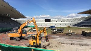 Valkoinen reuna keskellä katsomoa on 30-luvun stadionin katsomon yläreuna. Helsingin olympiastadion