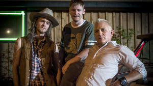 Thank God they´re country boys! Bröderna Bang under ledning av Daniel Craig i Logan Lucky. Bröderna Bang poserar vid en snärtig bil.