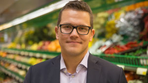Antti Oksa säger att maträtter har en fördel om de är enkla att tillreda, men samtidigt goda och etiskt hållbara. Henkilökuva