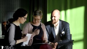 Härvan kring Helsingforspolitikern Diarras inlägg överskuggade lanseringen av De grönas skuggbudget i tisdags. På bilden Krista Mikkonen, Emma Kari och Touko Aalto. Bild på De grönas Touko Aalto, Emma Kari och Krista Mikkonen.