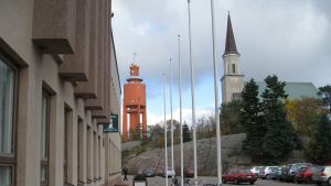Stadshuset får solpaneler. En vy från Hangö centrum med stadshuset, kyrkan och vattentornet.