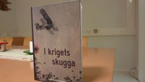 Projektet om Karis under andra världskriget resulterade i fyra böcker, det här är en av dem. I krigets skugga ges ut av Karis-Billnäs gymnasium