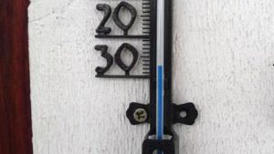 I Sibirien sjunker temperaturen vintertid lätt till minus 30 och till och med under det. En utetemperaturmätare visar på -27 grader.