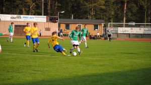 EIF/Akademis Anton Brotkin med bollen, FC HIK:s Patrik Lahti täcker. HIK:s Patrik Lahti glider mot EIF/Akademis Anton Brotkin och bollen.