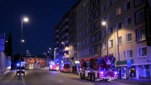 Brandbilar, ambulander och polispatruller på nattligt uppdrag.