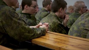Beväringarna åkte till Syndalen nästan en vecka före olyckan. Innan de åkte fick de direktiv och instruktioner på brigaden i Dragsvik. Beväringar på skolning, Nylands Brigad