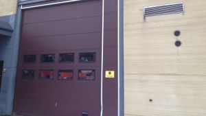 Billinjen finns kvar vid tidigare yrkesskolan i Karis. Nu förhandlas om ett fortsatt hyresavtal. Garage vid den tillfälliga brandstationen vid Pumpviken