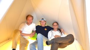 Jasu Koponen, Jerome Saarinen och Emil Sågfors tar igen sig i mystältet på Startup sauna