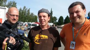 Fotografen Evert Rönnqvist, Markus Nygård och Roger Källman sänder live webb-tv från Juthbackamarknaden.