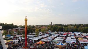 Höstmarknaden lockar årligen tusentals människor till marknadsplanen i Ekenäs. Höstmarknad i Ekenäs