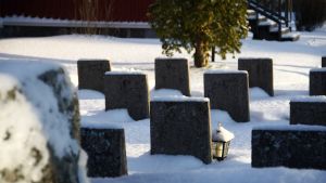 Ifall man donerar sin kropp till medicinsk undervisning får man ändå en vanlig begravning efteråt. Gravar på kyrkogården i Replot.