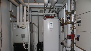 Man bör använda etanol och inte metanol i jordvärmepumpens energibrunn. Jordvärmepump (t.h.)och oljepanna (t.v).