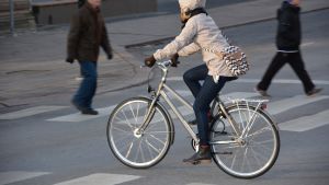 Om du tar cykeln till jobbet kan du ha rätt att dra av resekostnaderna i beskattningen.