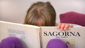 I Lilla Luckan ska det finas en hel hylla med sagoböcker. Barn läser bok med klassiska sagor.