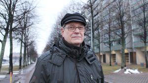 Timo Puska är ordförande för Havshagen-sällskapet. Han är rädd för att alla träd på Hagnäskajen ska försvinna om spårvagnen kommer hit. Kronbroarna