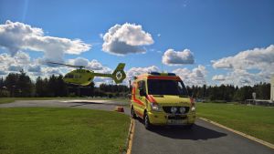 På arkivbilden från företaget Finnhems syns helikopterplattan utanför Centralsjukhuset i Rovaniemi och en korrekt parkerad ambulans. En läkarhelikopter landar invid en väntande ambulans.