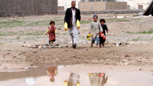 Utöver alla andra kriser som har drabbat Afghanistan har nu också den humanitära krisen vuxit plötsligt. Grannländerna skickade tillbaka över en miljon afghaner som ofta har bott utomlands i årtionden. De återvände till usla förhållanden på flyktingläger. En afghansk far och tre barn går i lera vid en stor pöl i ett flyktingläger i Herat i Afghanistan.