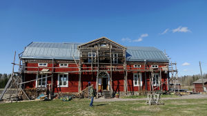 Jari Vesanen har flyttat ett stockhus på över 300 kvadratmeter från Kauhava till Sibbo. Jari Vesanen har flyttat ett stockhus på över 300 kvadratmeter från Kauhava till Sibbo.