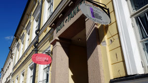 Restaurang Sakura finns i gamla bankhuset vid Lovisa torg. Restaurang Sakura finns i gamla bankhuset vid Lovisa torg.