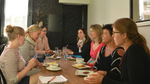 En del av Kvinnoparlamentet samt Luckans representant planerar Pride. Från vänster Luckans Nadina Vihinen, Elin Blomqvist, Hanna Kähkönen, Anette Karlsson, Laura Karén, Riitta Ahola och Tuuli Hirvilammi. Kvinnoparlamentet har möte.