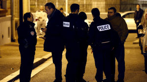 Poliser står och vaktar efter att ett bombbälte hittades i Montrouge nära Paris.