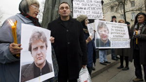 Mordet på Aleksandr Litvinenko framkallade en protestflod. Aktivister håller upp bilder av den mördade tidigare spionen Alexander Litvinenko i Moskva år 2008.