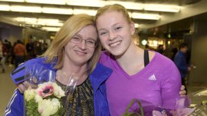 Mamma Sari har betytt mycket för Wilmas karriär och hon fick följa med ruljansen kring sin dotter på flygplatsen efter världsrekordet. Wilma och mamma Sari Murto, 1.2.2016