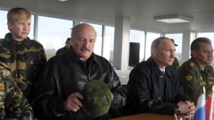 Vitrysslands president Alexander Lukashenka (t v) och Rysslands president Vladimir Putin (t h) följde med den föregående Zapad-övningen år 2013. Nikolaj Lukasjenko (son till Vitrysslands president), Vitrysslands president Aleksandr Lukasjenko, Rysslands president Vladimir Putin och försvarsminister Sergej Sjojgu under Zapad-övningen i september 2013.