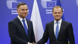 Andrzej Duda och Polens tidigare premiärminister och kommissionens ordförande Donald Tusk har kommit på kollisionskurs. Polen röstade ensamt emot att låta Tusk fortsätta på posten. Polens president Andrzej Duda välkomnas av Europeiska rådet ordförande Donald Tusk i Bryssel på måndagen