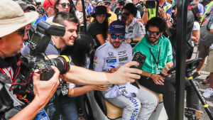 Fernando Alonso har fått stor uppmärksamhet i USA. Fernando Alonso omringad av fans
