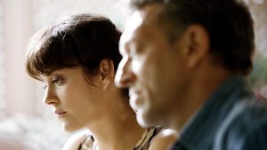 Skuggan av ett par. Relationen mellan Cathrine (Marion Cotillard) och hennes make Antoine (Vincent Cassel) är inte alltid så tydlig. Cathrine och hennes man Antoine avtecknar sig i profil.