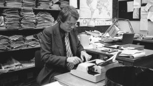 Toimittaja Kari Huhta työssään television uutistoimituksessa vuonna 1979