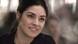 Claudia (Natalie Madueño): Kan jag lita på dig? Claudia (Natalie Madueño) i Bedrägeriet.