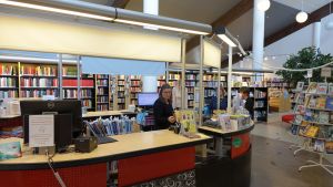 Bibliotekskunderna i Lovisa eller Lappträsk ska utan extra avgifter kunna beställa böcker från till exempel Nickby bibliotek. Kundbetjäningen vid Nickby bibliotek.