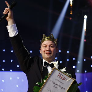 Voittajan on helppo hymyillä. Tangolaulukilpailun voittajan on helppo hymyillä.