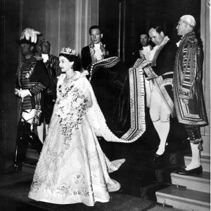Drottning Elisabeth kröntes år 1953. Drottning Elisabeths kröning år 1953.