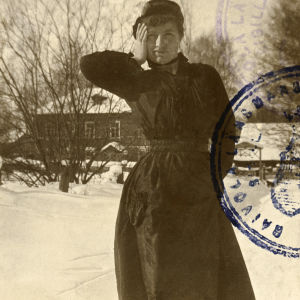 Foto i Edith Södergrans gränspass 1921. Foto i Edith Södergrans gränspass 1921.