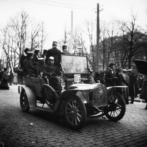 Ylioppilaiden vapunviettoa Pohjois Esplanaadikadulla vuonna 1910. Ylioppilaiden vapunviettoa Pohjois Esplanaadikadulla.