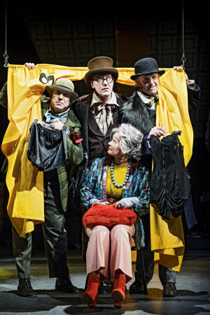 Tre "tollor" och en seg stamkund. På bilden Kristofer Möller, Niklas Åkerfelt, Nina Hukkinen och Mikael Andersson. Foto från Stockmann, Stockmann på Svenska Teatern.