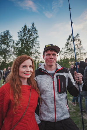 Egenlands programledare Hannamari Hoikkala tillsammans med gäddtävlingens vinnare Markku Yliaho. Hans fem gäddor mätte sammanlagt 290 centimeter. Egenlands programledare Hannamari Hoikkala tillsammans med Markku Yliaho som vann fisketävlingen.